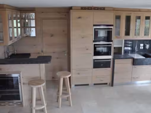Küche mit Natursteinbecken in Eiche astig