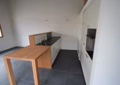 Küche mit Tisch als Ergänzung