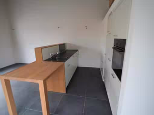 Küche mit Tisch als Ergänzung