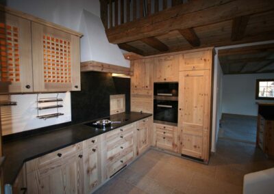 Küche in Altholz mit Durchreiche und Hutte