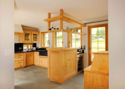 Küche mit Beistösse in Altholz