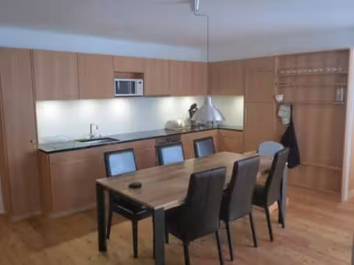 Lärchenholzküche mit Griffleisten