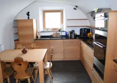 Lärchenküche an Wölbung angepasst