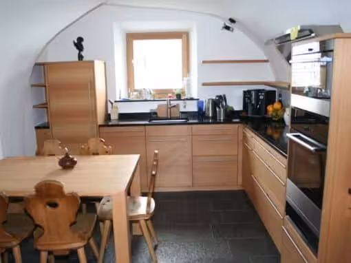 Lärchenküche an Wölbung angepasst