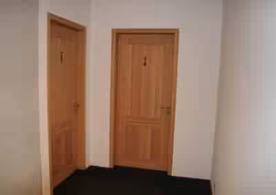 Lärchentüren gestemmt mit Sägefurnier astrein