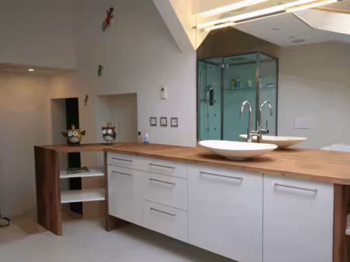 Matte Fronten mit Stalllärche kombiniert