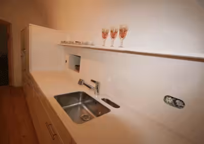 Mineralwerkstoff als Abdeckung und Rückwand