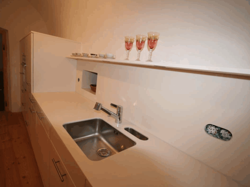 Mineralwerkstoff als Abdeckung und Rückwand