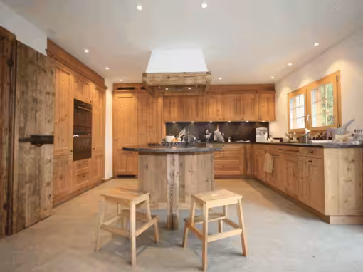 Moderne Altholzküche
