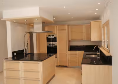 Moderne Küche in Fichtenholz mit seitlichen Friesen