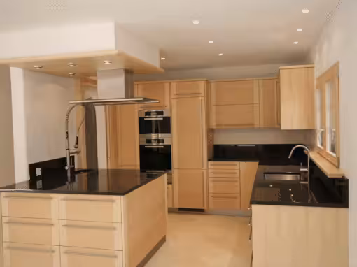 Moderne Küche in Fichtenholz mit seitlichen Friesen