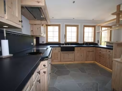 Modernste Küchengeräte und Beleuchtung