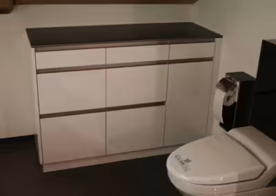 Möbel glaz weiss mit Griffleisten