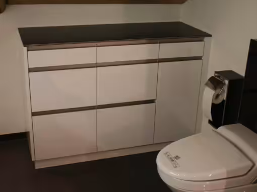 Möbel glaz weiss mit Griffleisten