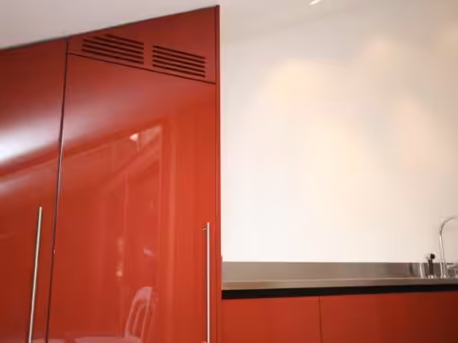 Rot Hochglanz lackiert