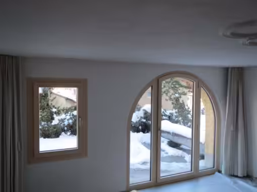 Runde Holz-Alu-Fenster