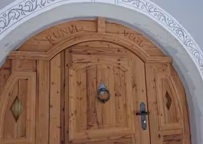 Runde Profile und Schnitzerei