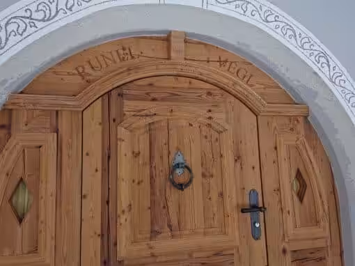 Runde Profile und Schnitzerei