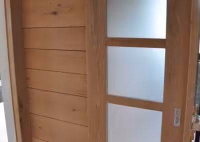 Schiebetüre in Eiche rustikal mit Glasfüllungen