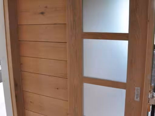 Schiebetüre in Eiche rustikal mit Glasfüllungen