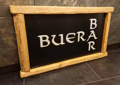 Schild in Altholz mit Alumarkplatte gelasert