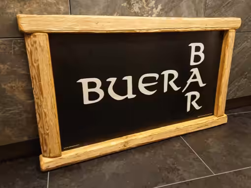 Schild in Altholz mit Alumarkplatte gelasert