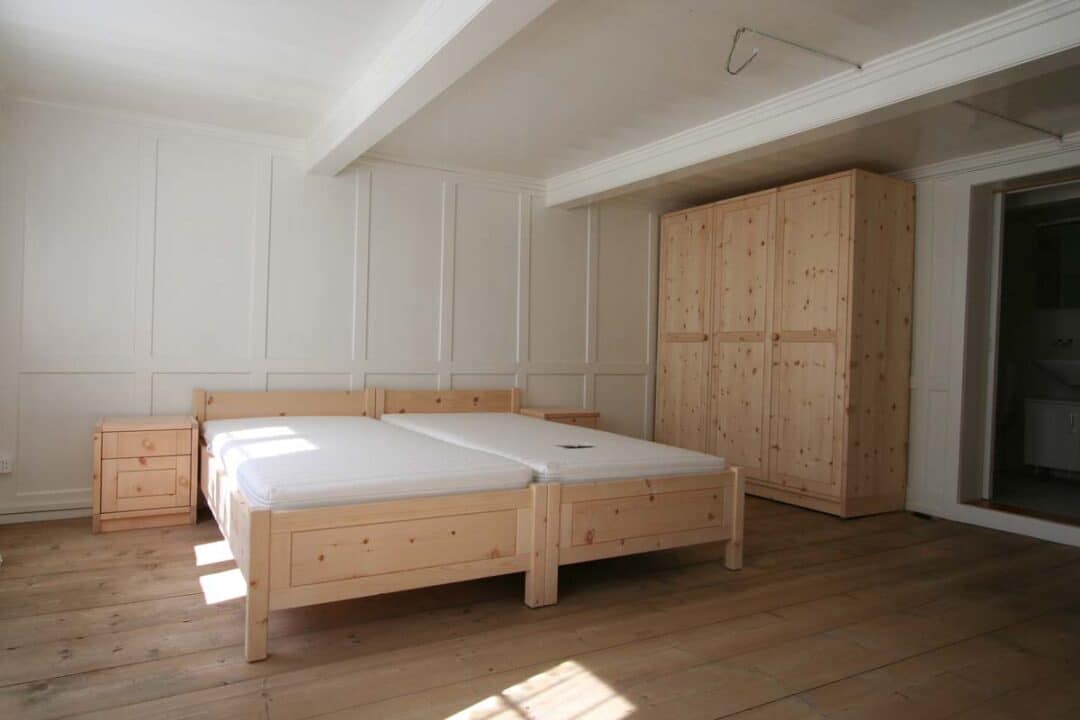 Schlafzimmer mit Bett Nachttisch und Schrank