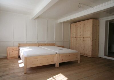 Schlafzimmer mit Bett Nachttisch und Schrank
