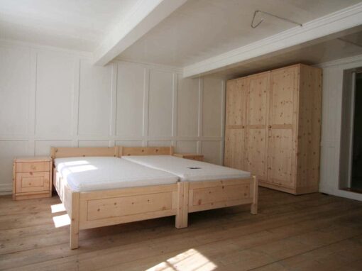 Schlafzimmer mit Bett Nachttisch und Schrank