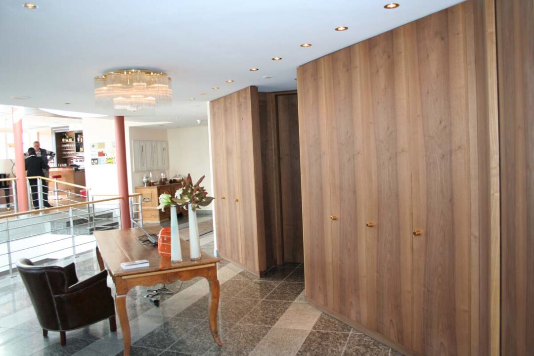 Schränke in Nussbaum furniert