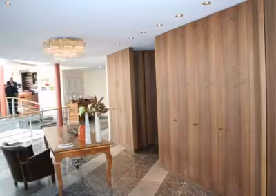 Schränke in Nussbaum furniert