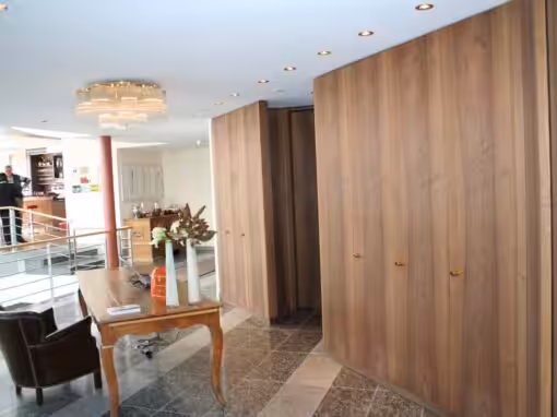 Schränke in Nussbaum furniert