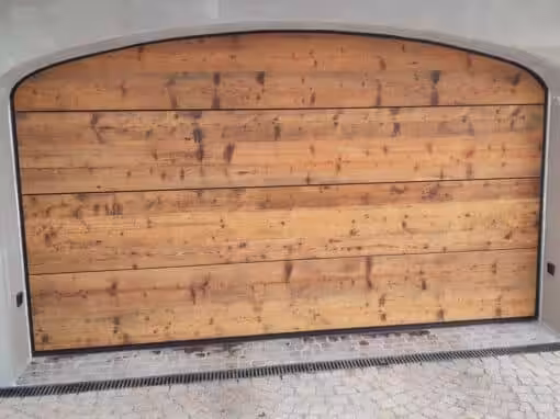 Sektionaltorverkleidungen aus orginalen Bodenbretter