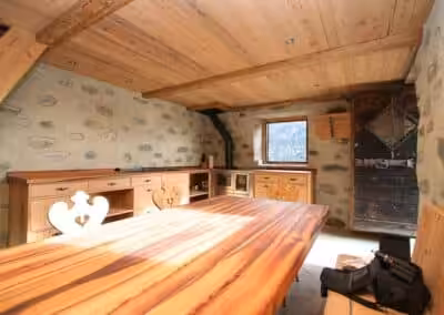 Stalllärche als Küchenabdeckung und Tisch