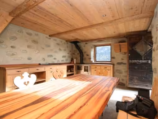 Stalllärche als Küchenabdeckung und Tisch