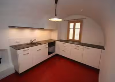 Standardküche mit Dunstabzug in Wölbung