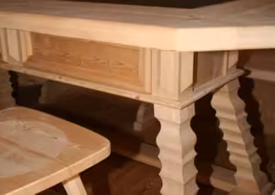 Tisch in Fichte antik mit Schiefer und Verzierungen