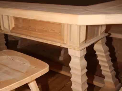 Tisch in Fichte antik mit Schiefer und Verzierungen