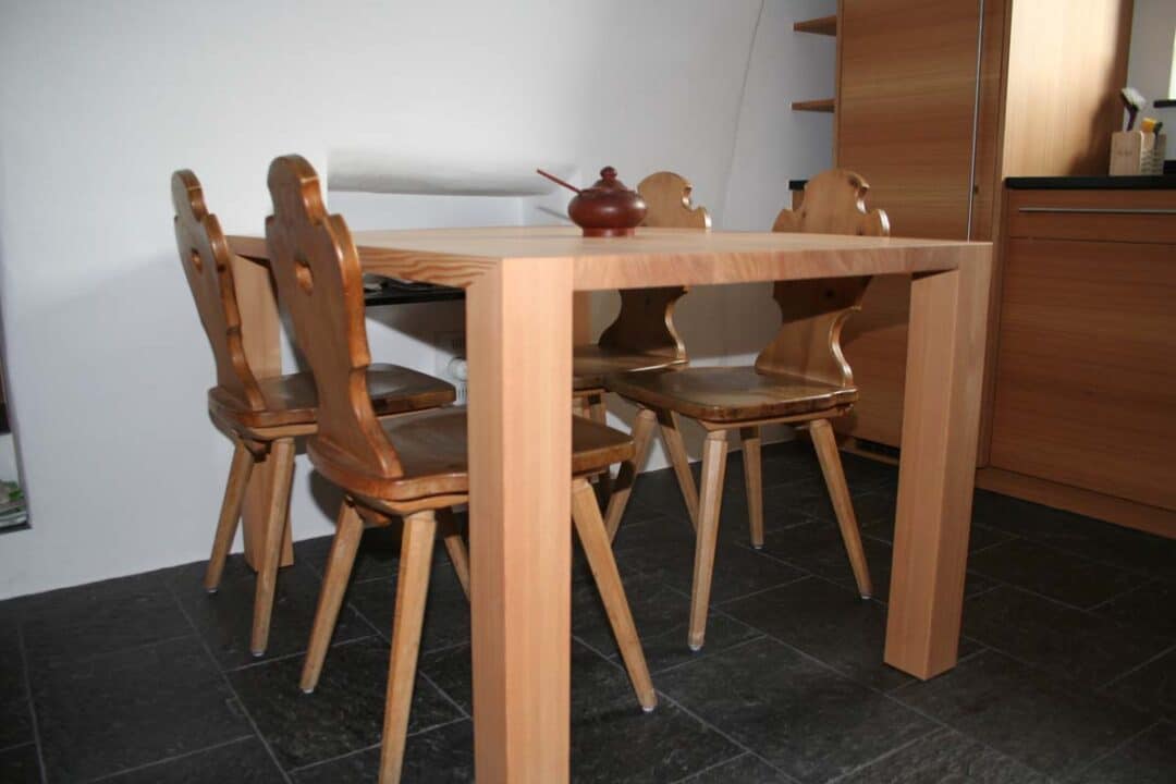 Tisch in Lärche massiv