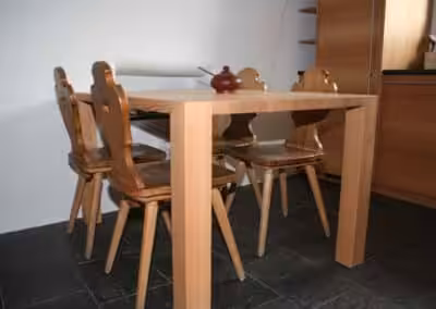 Tisch in Lärche massiv