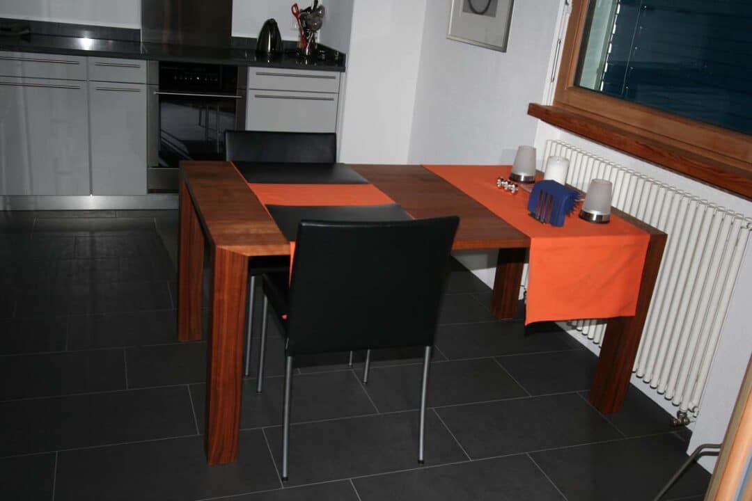 Tisch schlicht und modern