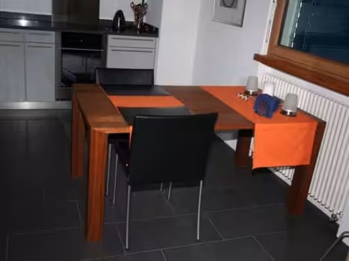 Tisch schlicht und modern