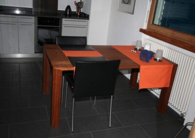 Tisch schlicht und modern