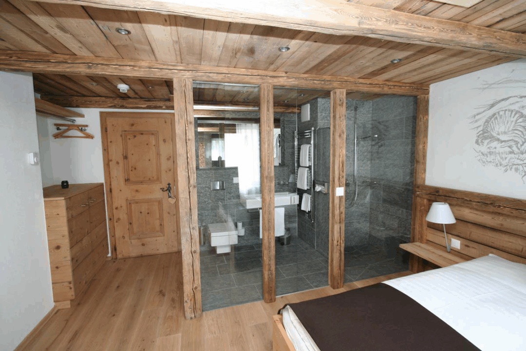 Trennwand mit Glas und Altholz