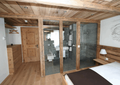 Trennwand mit Glas und Altholz