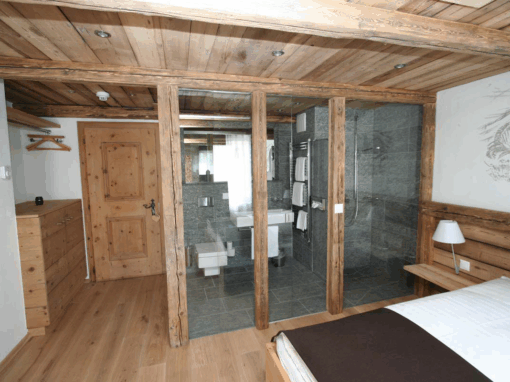 Trennwand mit Glas und Altholz