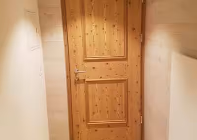 Türe in Lärche antik mit Profilen