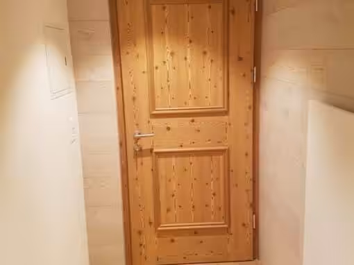 Türe in Lärche antik mit Profilen