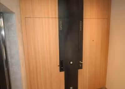 Türen mit Motorenschloss und verdecktem Beschläge