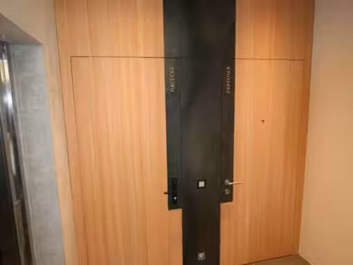 Türen mit Motorenschloss und verdecktem Beschläge